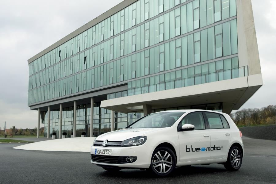 Volkswagen Golf Blue-E-Motion 2014 года  (фото 4 из 19)